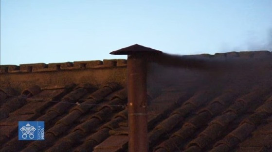 A fumaça apareceu no início da noite no Vaticano, por volta das 16h no horário de Brasília.
