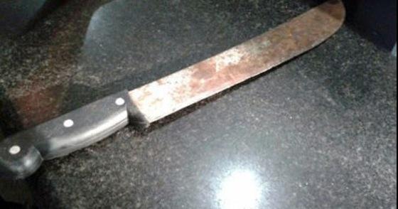 A vítima foi atingida pelos golpes na cabeça e teve o rosto desfigurado.