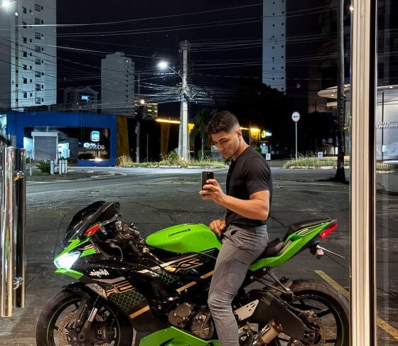 Motociclista tinha 20 anos e morreu neste domingo.