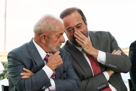 O ministro de Minas e Energia, Alexandre Silveira, esteve na reunião ao lado de Lula.