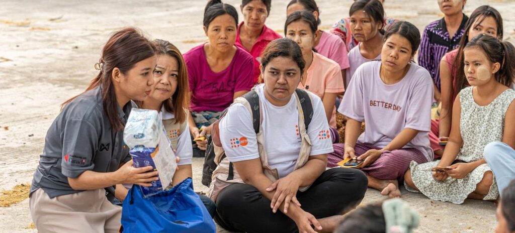 Na distribuição de itens de ajuda emergencial, a equipe do UNFPA apresenta o conteúdo dos kits de dignidade e fornece informações sobre violência de gênero em Mianmar