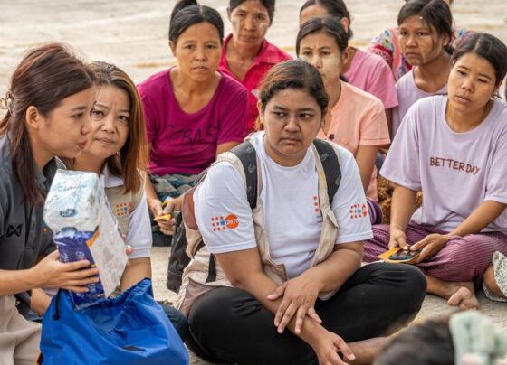 Na distribuição de itens de ajuda emergencial, a equipe do UNFPA apresenta o conteúdo dos kits de dignidade e fornece informações sobre violência de gênero em Mianmar