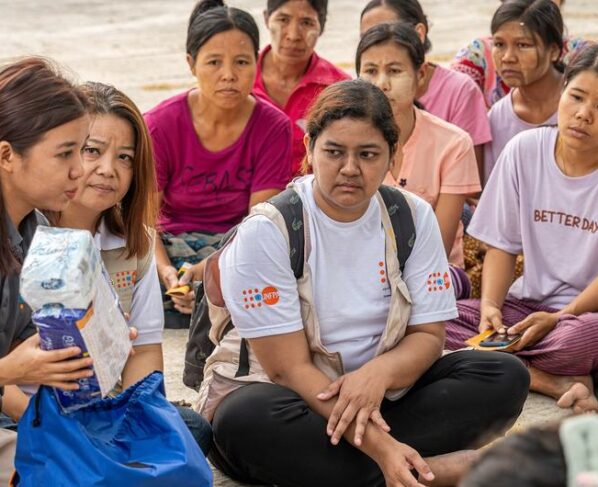 Na distribuição de itens de ajuda emergencial, a equipe do UNFPA apresenta o conteúdo dos kits de dignidade e fornece informações sobre violência de gênero em Mianmar