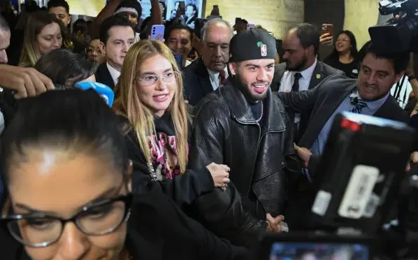 Virginia no Senado com o marido, Zé Felipe: dona de uma fortuna estimada em R$ 400 milhões.