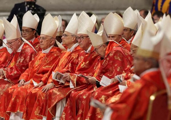 Cardeais durante uma missa na Basílica de São Pedro, no Vaticano