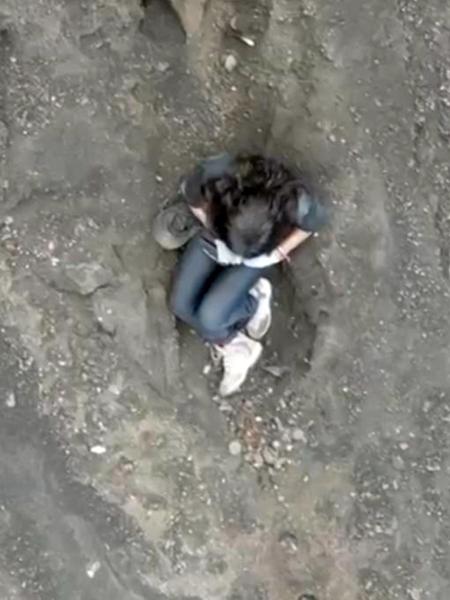 Imagem de drone mostra publicitária brasileira Juliana Marins, que caiu em trilha na ilha de Lombok, na Indonésia
