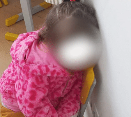 Menina de 3 anos aparece amarrada enquanto dorme em uma cadeira na escola