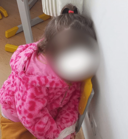 Menina de 3 anos aparece amarrada enquanto dorme em uma cadeira na escola