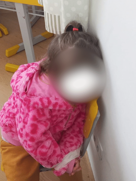 Menina de 3 anos aparece amarrada enquanto dorme em uma cadeira na escola