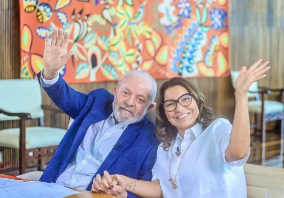 Janja debocha de tarifaço em resposta a jornalistas