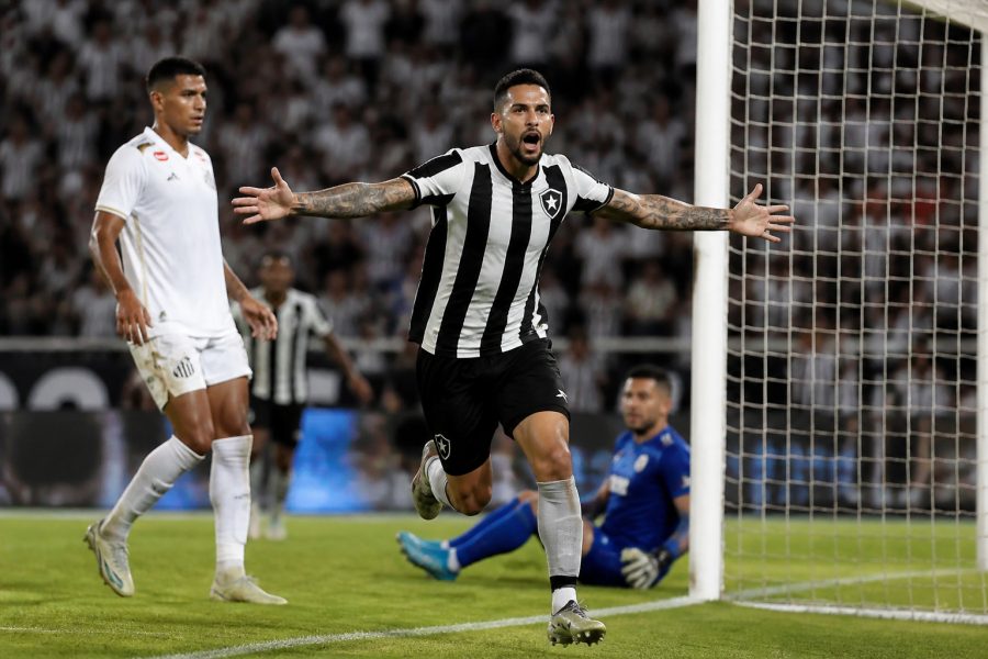 Botafogo vence Santos com gol no último minuto e briga por posições altas