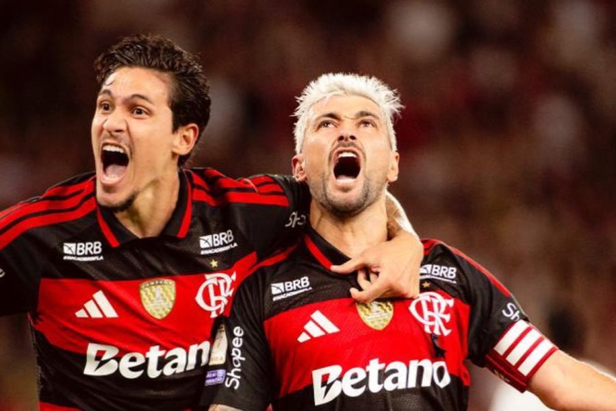Flamengo homenageia Arrascaeta com busto após sete anos de conquistas
