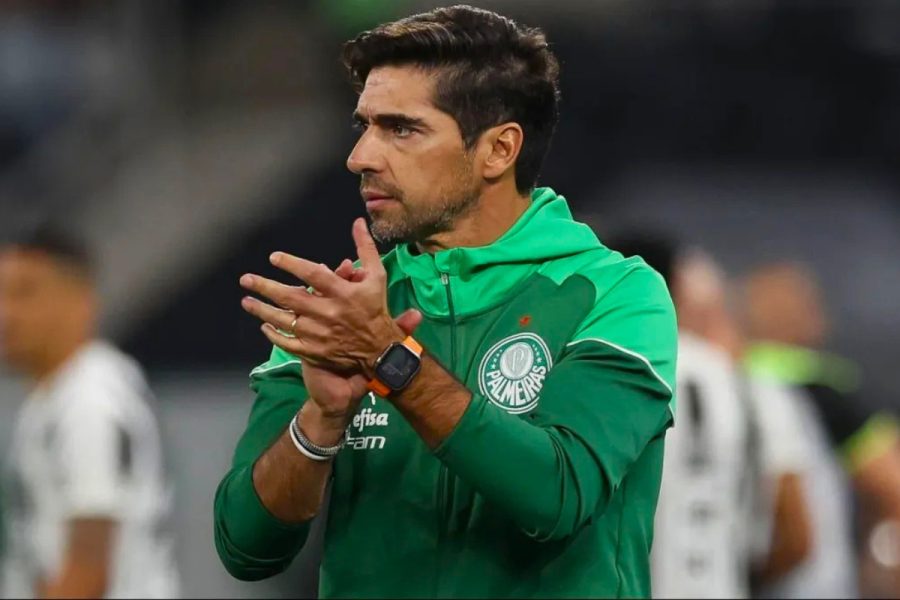 Torcida do Palmeiras exige saída de Abel Ferreira após protesto