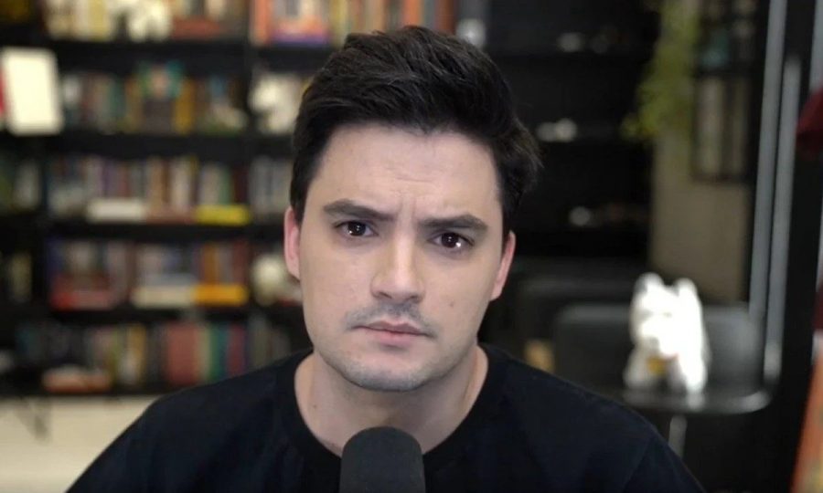 Após fortes críticas de seguidores, Felipe Neto volta atrás, assume erro por uso de termo religioso e publica longo pedido de desculpas