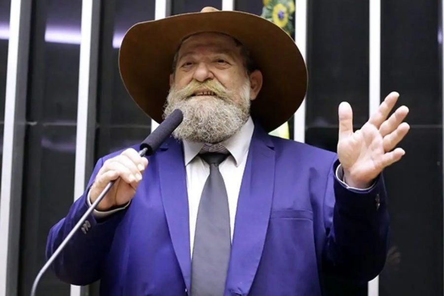 TRE autoriza candidatura de Nelson Barbudo com chapéu na urna