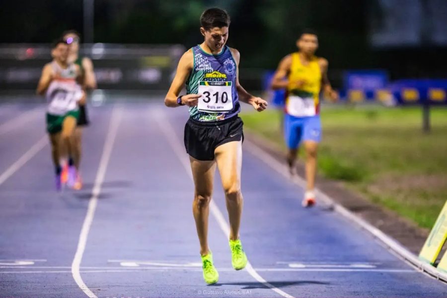 Atleta cuiabano que ganhou bolsa para estudar nos EUA largou o futebol após lesões e encontrou no atletismo uma nova chance