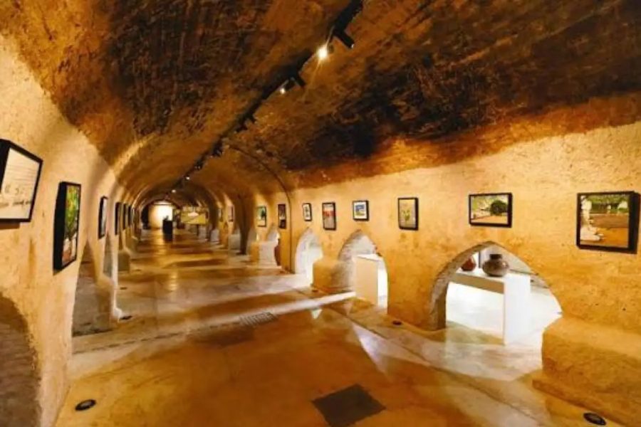 Exposição reúne obras de ex-alunos para preservar legado de artista sobrevivente de bomba atômica que marcou a arte em MT