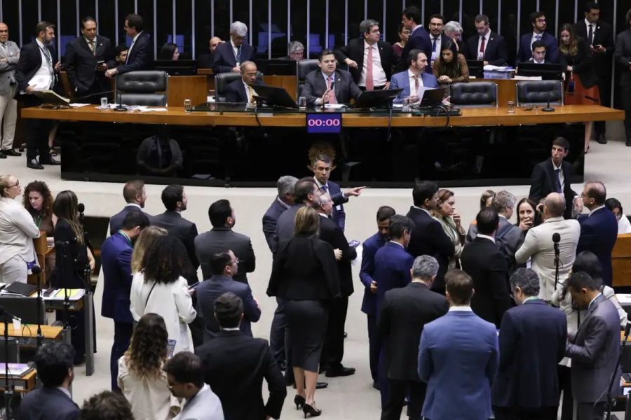 Fim da escala 6×1 e taxa das blusinhas entram na mira do Congresso nesta semana