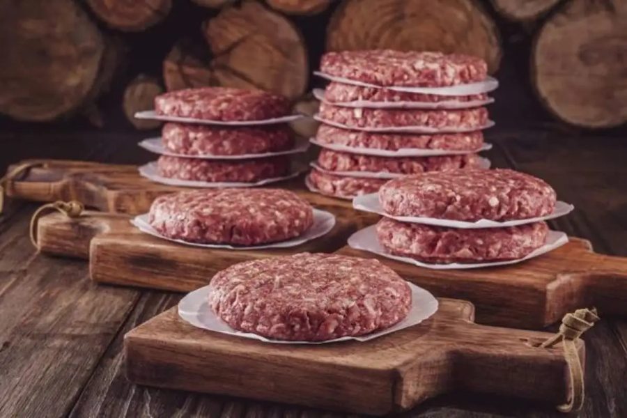 Trump libera carne sem tarifa por 90 dias para baratear hambúrguer nos EUA