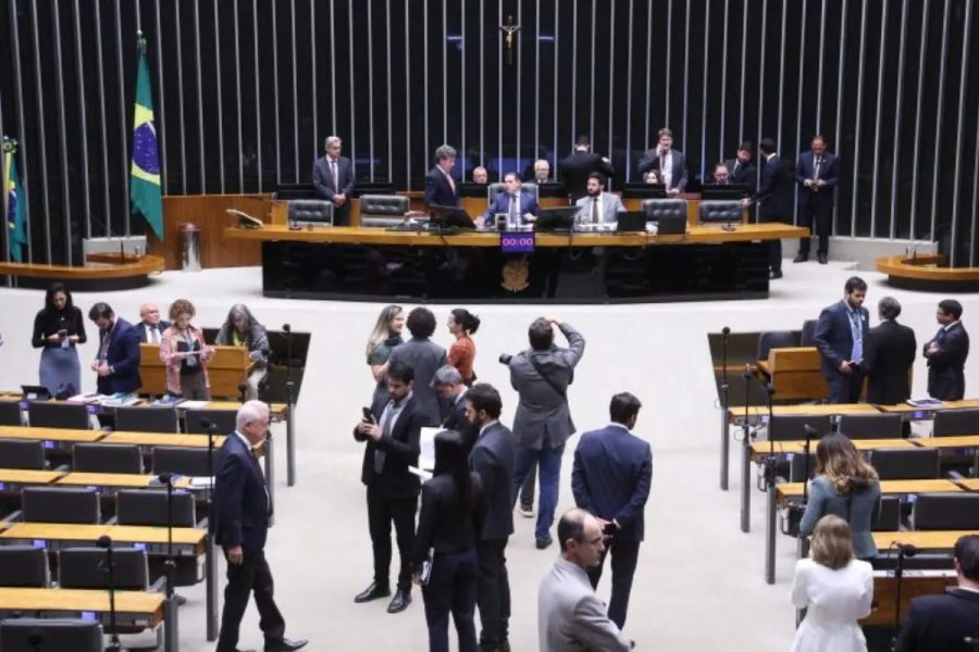 Adeus,”taxa das blusinhas”? Câmara aprova fim da cobrança e MP vai ao Senado