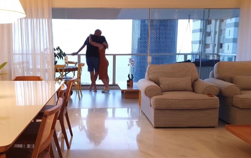 Aos 51 anos, apresentador da Globo exibe apartamento amplo com vista panorâmica para o mar no Rio de Janeiro