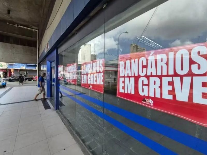 Caixa Econômica Federal propõe prêmio de R$ 3 mil a funcionários
