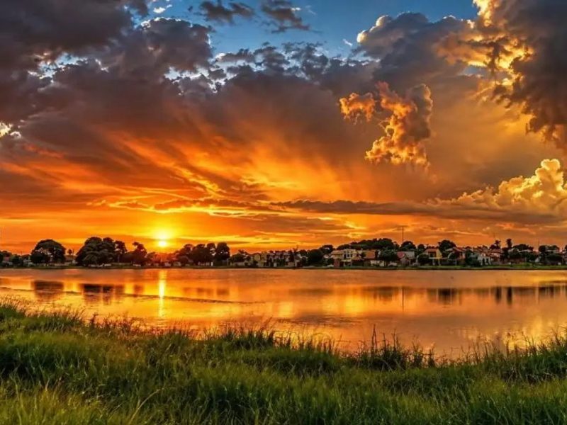 Domingo de calor tem estreia de feira à beira de lagoa com pagode e pôr do sol