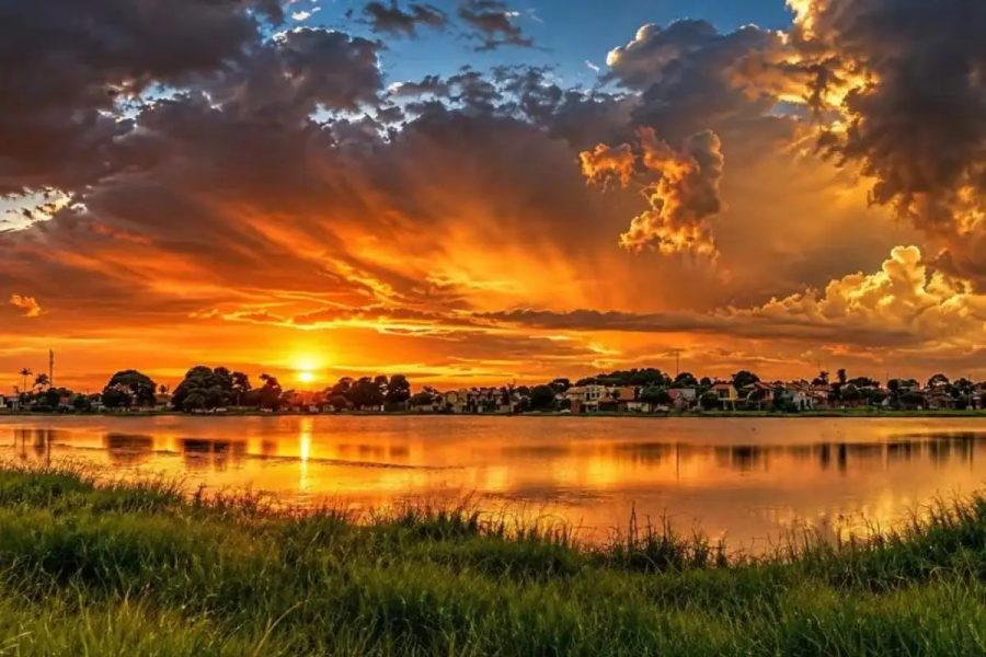 Domingo de calor tem estreia de feira à beira de lagoa com pagode e pôr do sol