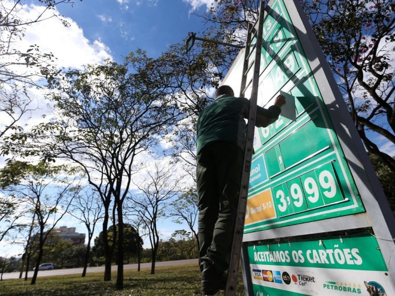 Governo deve manter desconto de R$ 2,12 no diesel por mais 30 dias