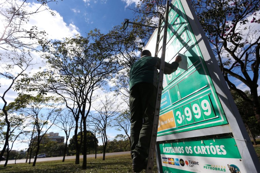Governo deve manter desconto de R$ 2,12 no diesel por mais 30 dias