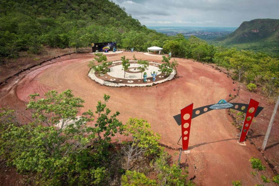 MT vira capa de revista internacional por ufoturismo com ‘discoporto’ de Barra do Garças e relatos de avistamentos, luzes e arqueologia