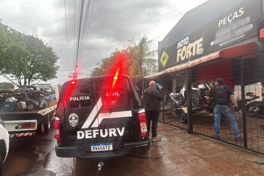 Polícia encontra passagem secreta para desmanche e prende empresário que revendia peças roubadas