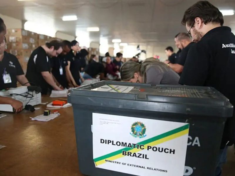 Quase 919 mil brasileiros no exterior estão aptos a votar em 2026; veja em quais países e perfil dos eleitores