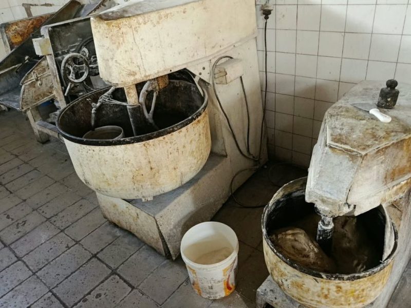 Sujeira por toda parte: imagens mostram imundície em padaria interditada em Cuiabá; veja