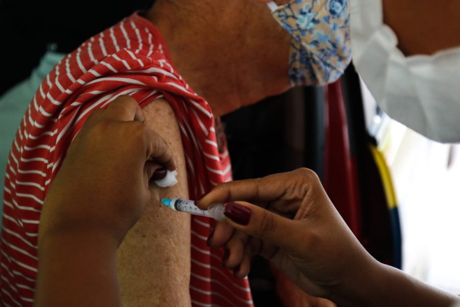 SUS oferece pela 1ª vez vacina pneumo 20 para idosos com 85 anos ou mais; saiba como vai funcionar