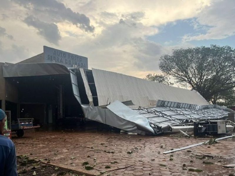 Ventos fortes destroem propriedades e prefeitura de Canarana decreta situação de emergência
