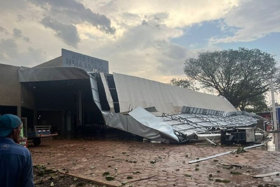 Ventos fortes destroem propriedades e prefeitura de Canarana decreta situação de emergência