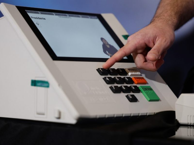 Vídeos falsos e IA acendem alerta para eleições de 2026
