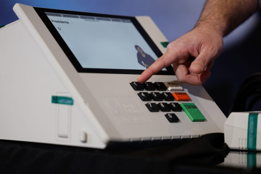 Vídeos falsos e IA acendem alerta para eleições de 2026