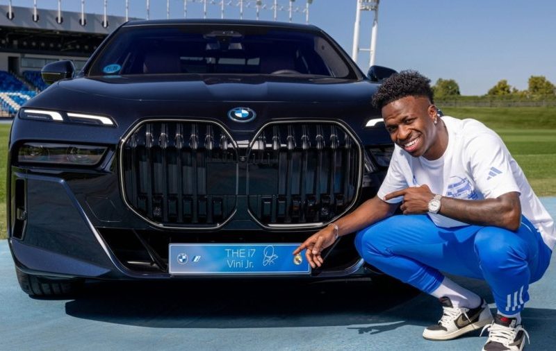 Vini Jr. reuniu uma frota de carros alemães e italianos em Madri, comprou um SUV de R$ 4,3 milhões e prefere rodar acompanhado de motorista