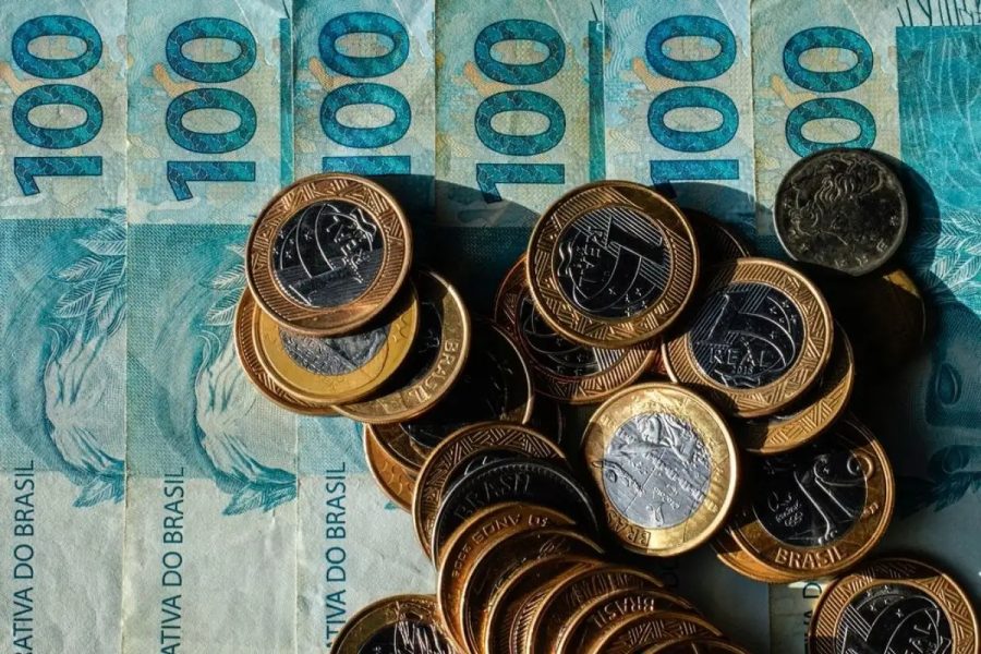 Abono salarial libera novo pagamento; veja quem pode receber até R$ 1.621