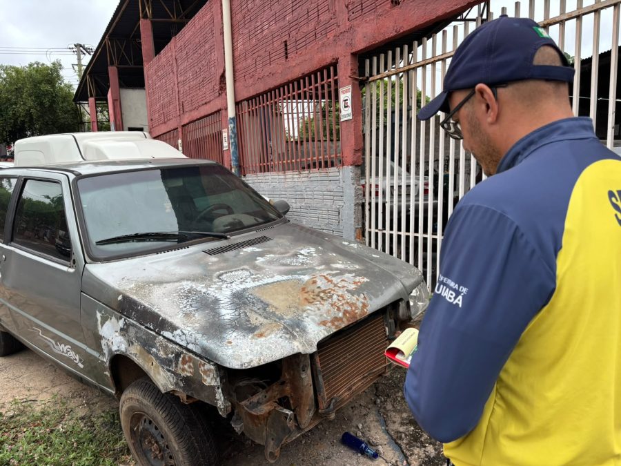 Ação conjunta orienta proprietários de oficinas a retirar veículos e sucatas de calçadas
