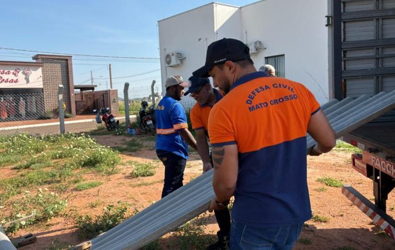 AJUDA HUMANITÁRIA – Defesa Civil de MT envia telhas e caixas d’água a municípios afetados pelas chuvas