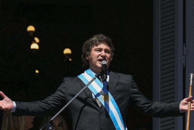 Anistia Internacional vai denunciar Milei por ofender jornalistas