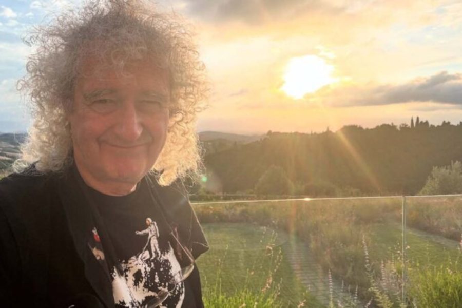 Aos 79 anos, guitarrista do Queen constrói reserva natural em fazenda de 157 acres, abriga 100 mil árvores e cria refúgio de animais