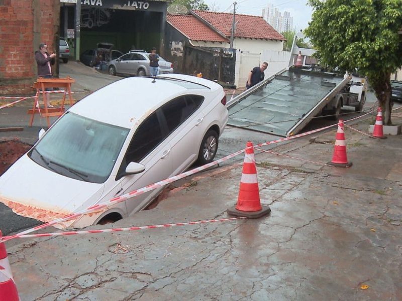 Carro é resgatado após ser engolido por cratera em Campo Grande