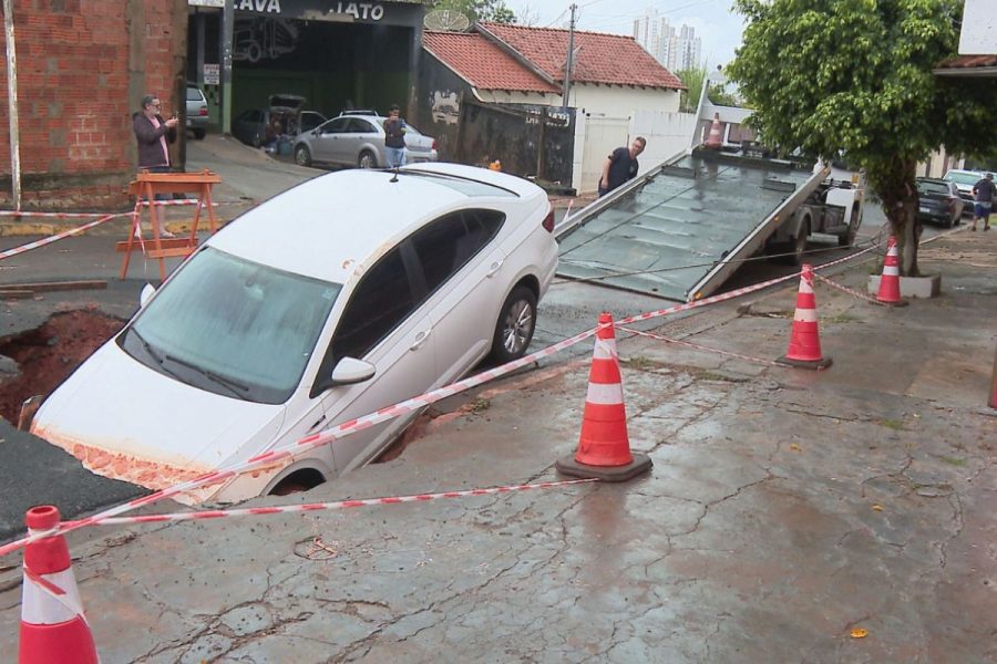 Após 17 horas, carro engolido por cratera durante temporal é retirado em Campo Grande 