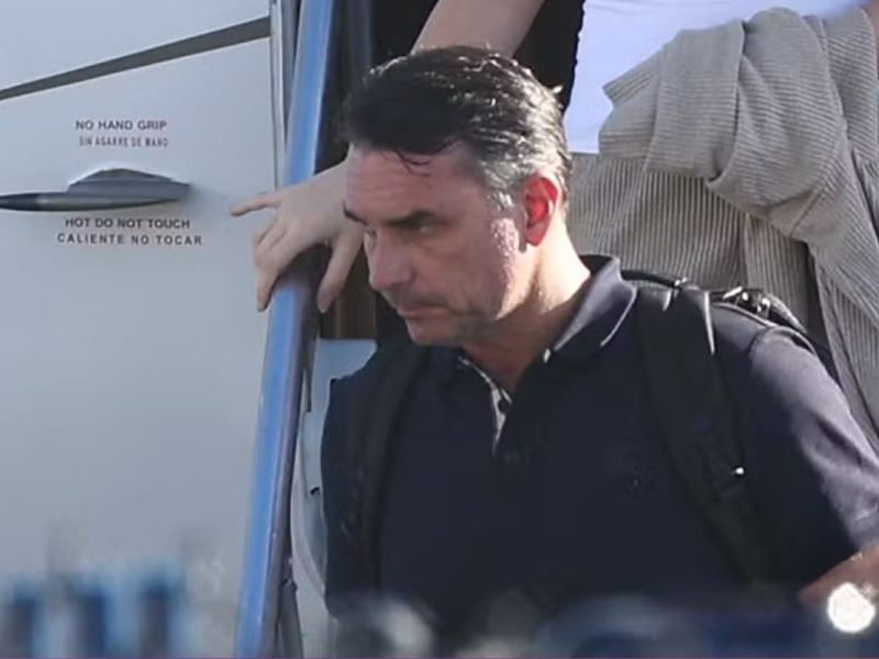 Após fugir do Brasil, Flávio Bolsonaro se autodeclara ‘verdadeiro presidente do país’ em carta aberta