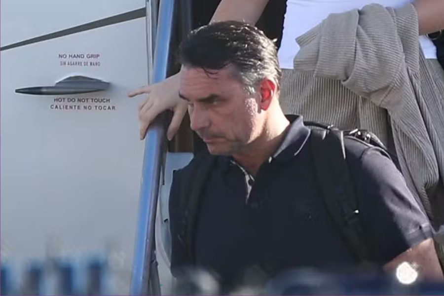 Após fugir do Brasil, Flávio Bolsonaro se autodeclara ‘verdadeiro presidente do país’ em carta aberta
