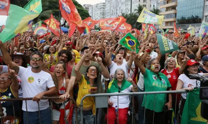 Milhares protestam em defesa da democracia e apoio a Lula pelo Brasil